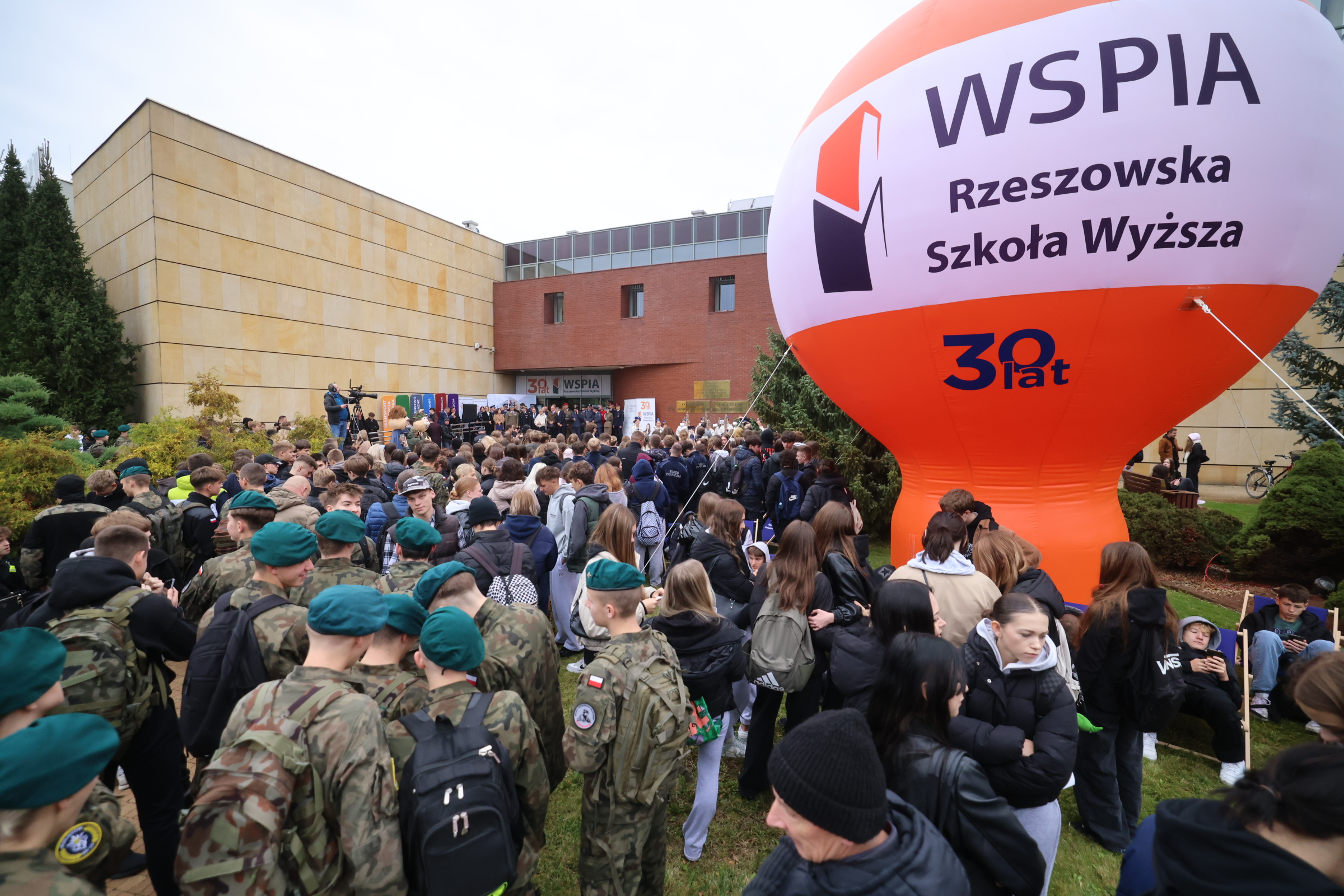 Młodzież, służby i patriotyzm, czyli XII Podkarpackie Młodzieżowe Święto Bezpieczeństwa w WSPiA