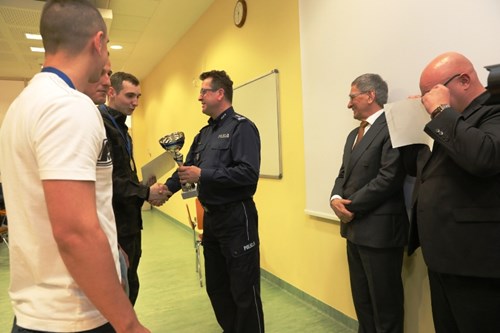 Zdjęcie policjanta z pucharem